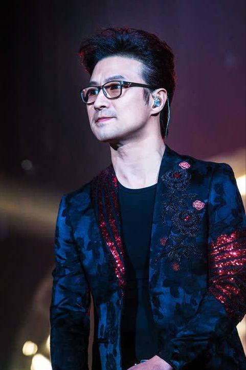 歌唱家李世英，是汪峰的母亲，她说，我和他父亲，去看汪峰的演唱会，他烫着头发，穿着