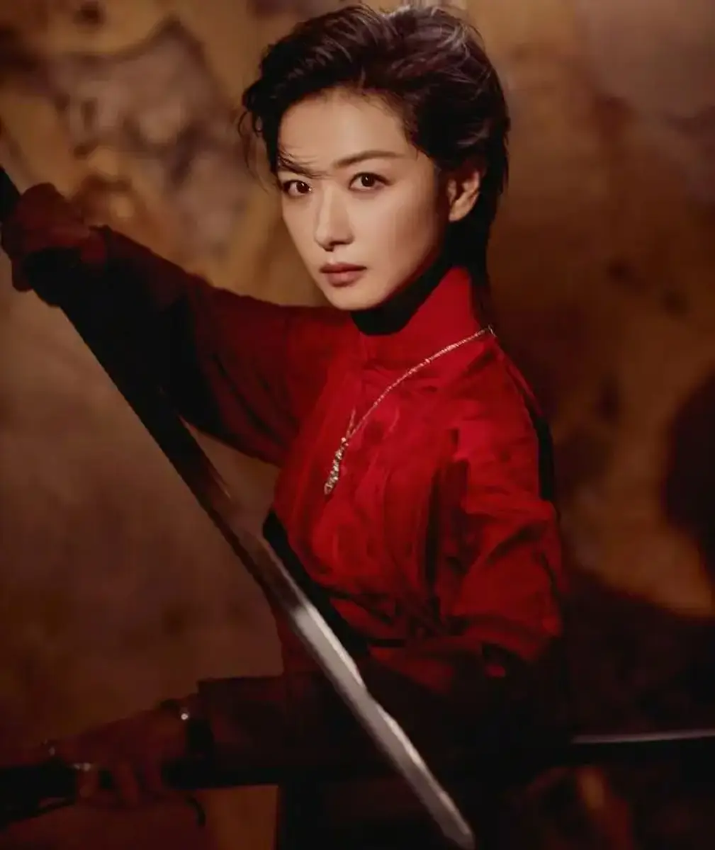 万茜一袭明艳红裙配利落干练妆发眼神锐利气场全开