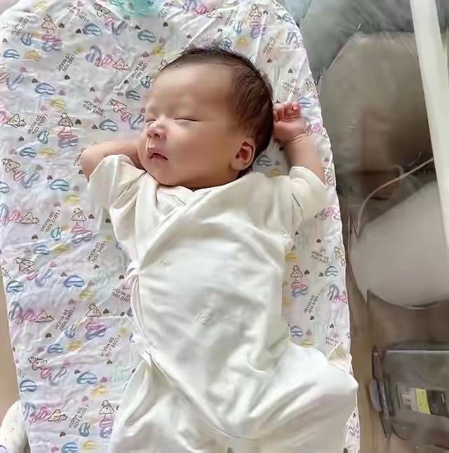 马筱梅晒18天的宝贝儿子，长的太萌了，太可爱了，集马筱梅与她老公好基因于一身。