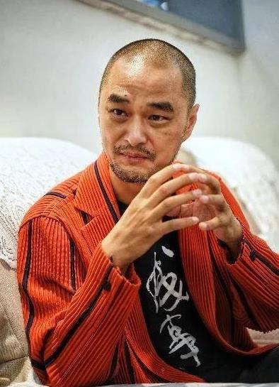 冯唐说：“职位越高的人越喜欢上班，职位高的人，工作简单待遇又好，还可以指挥别人干
