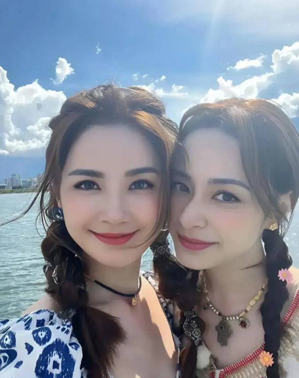 两人合照，才知道谁最漂亮。
