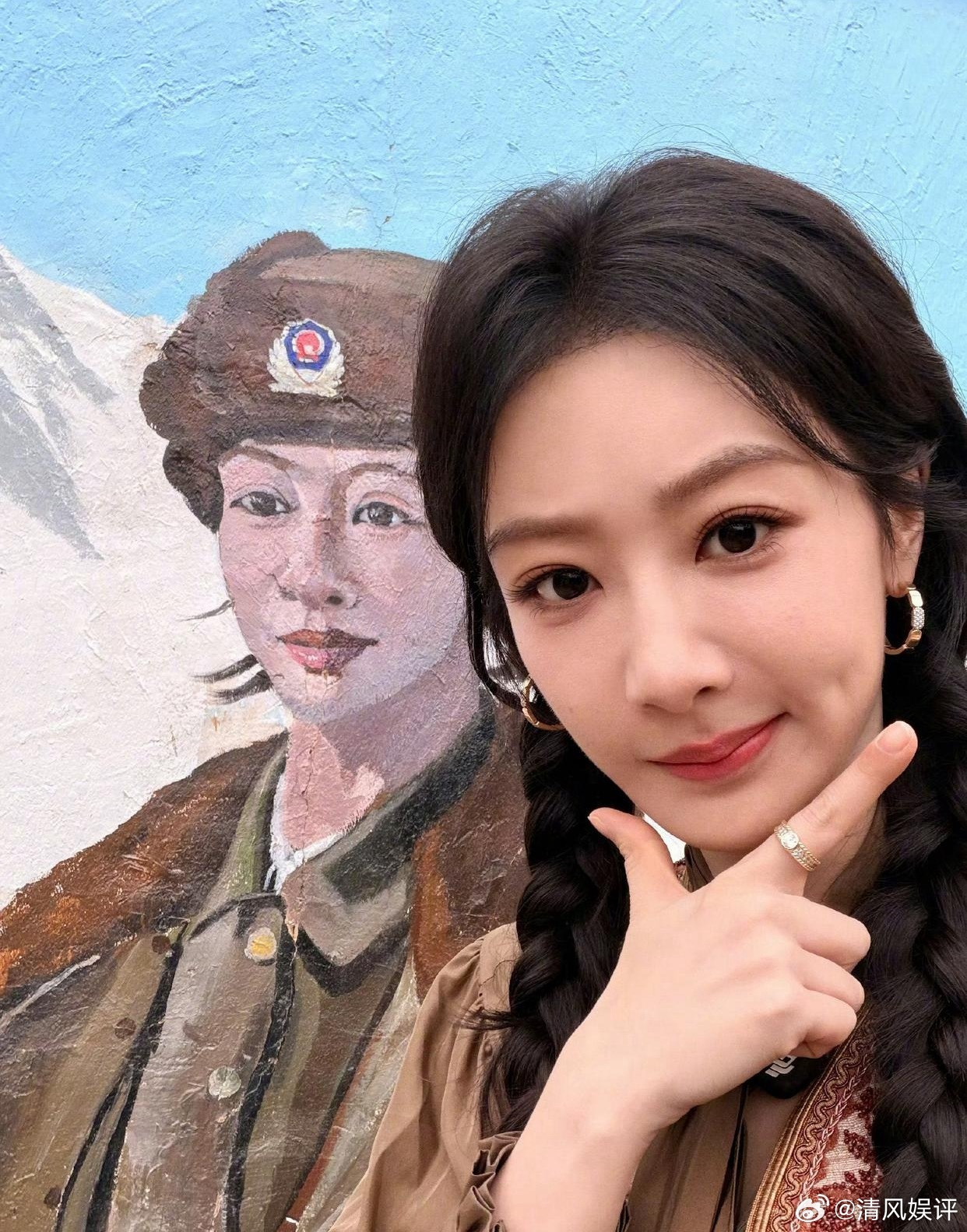 1.赵丽颖的审美一直都不太行，那些被吐槽土的礼服也是自己挑选，并不存在团队或者妆