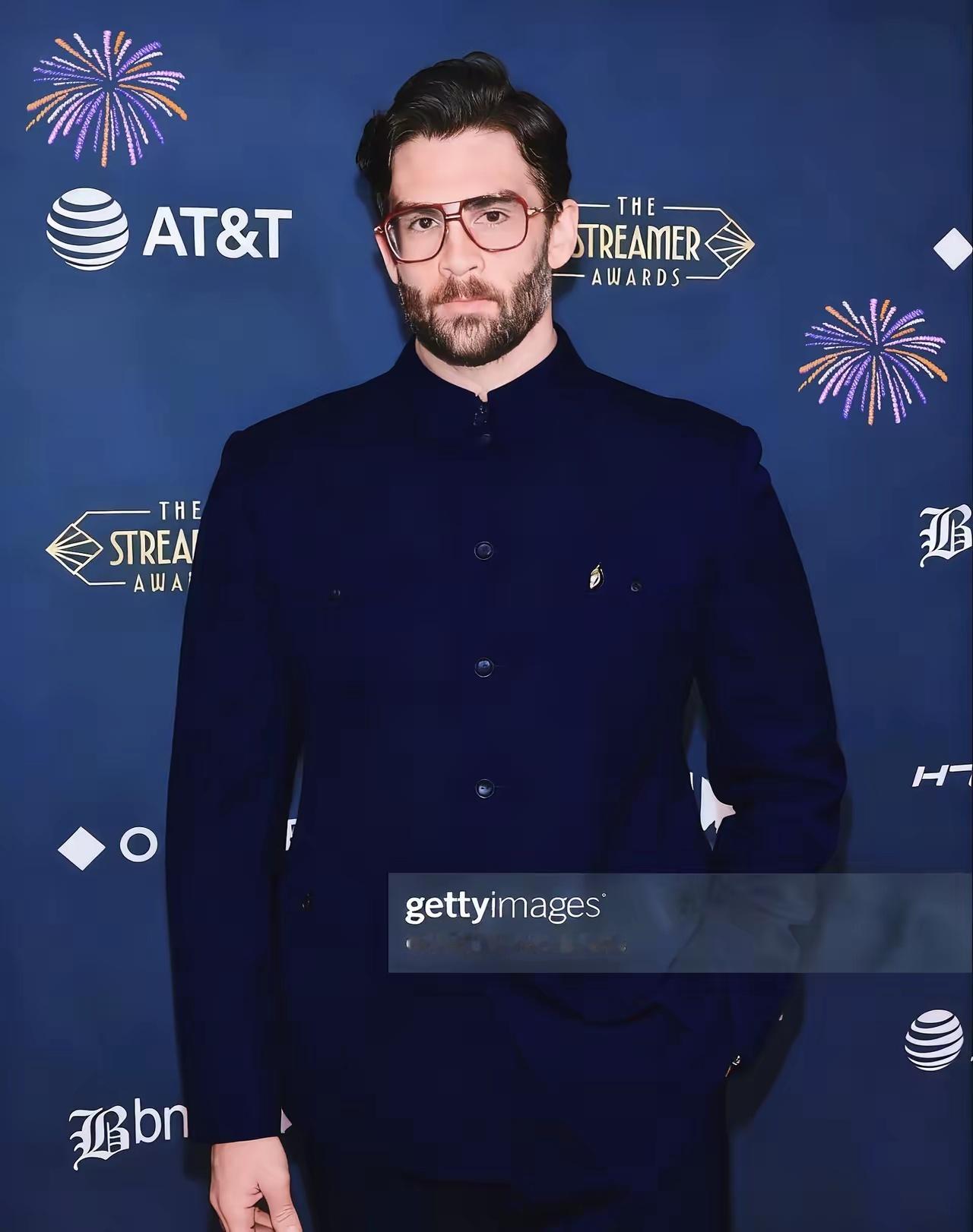 这就叫降维打击吧？一个美国博主，先是跑去天安门看升旗，感慨那才是正常社会该有的荣