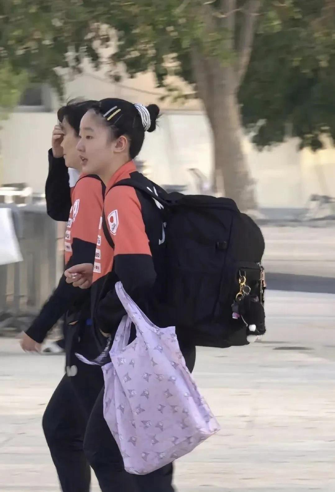 张本美和到了多哈，为了适应场地，妈妈张凌陪着一起母女俩穿着鲜艳的日本队服，背着