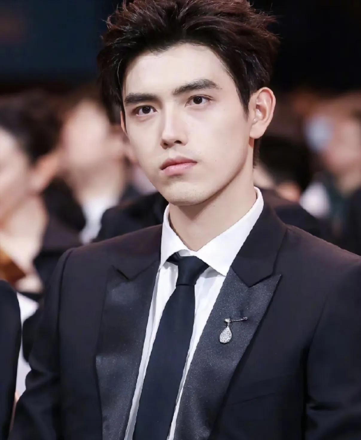 陈飞宇这长相，真是把爸妈的优点全攥手里了。以前总觉得他跟陈红是一个模子刻出