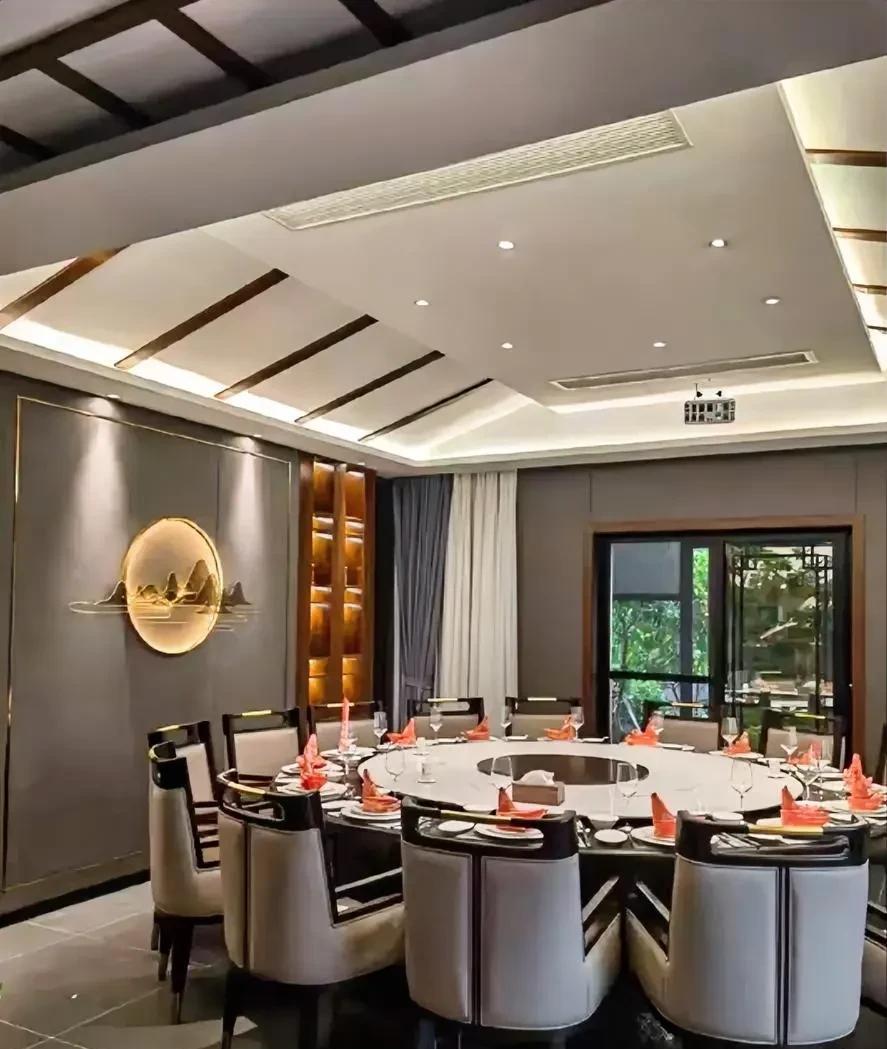 “禁酒令”一施行，各个饭店的老板就纷纷抱怨起来，一个个都叫嚷着坚持不下去了，哭得