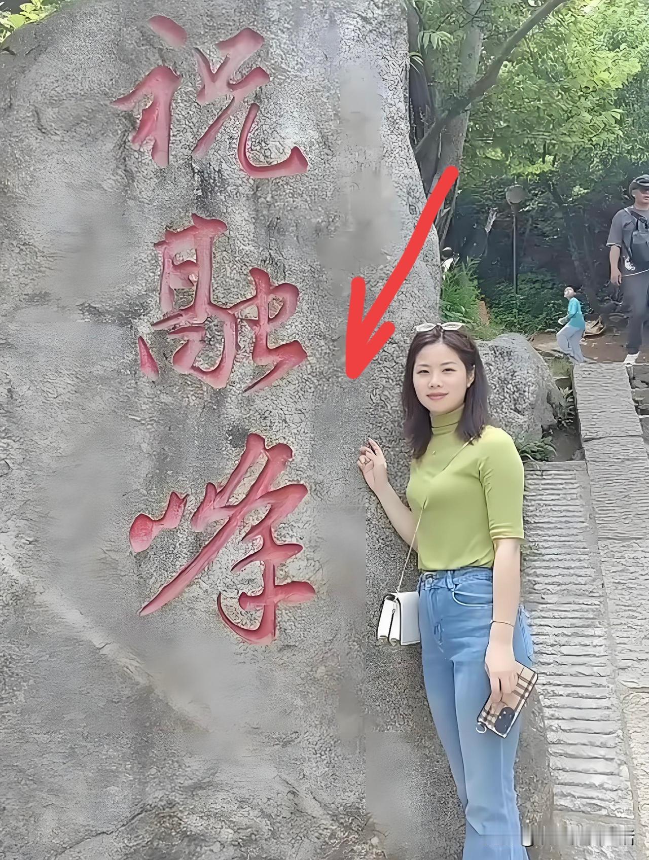 瞧，婚后四年，让她从清纯素净，到珠圆玉润，唯有这峰峦磐石不改！幸福的婚姻，果