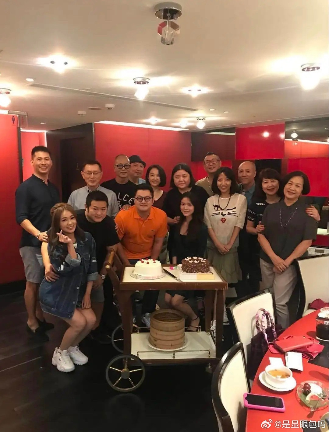 邱瓈宽过63岁生日，陈宝莲23岁儿子为养母庆生，已是1.85米帅小伙！