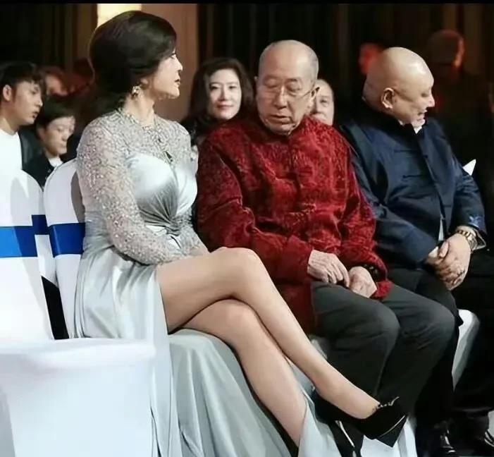 刷到刘晓庆早年一张照片，直接给我整笑了！那会儿她穿着条开叉裙，跟老戏骨雷格生挨着