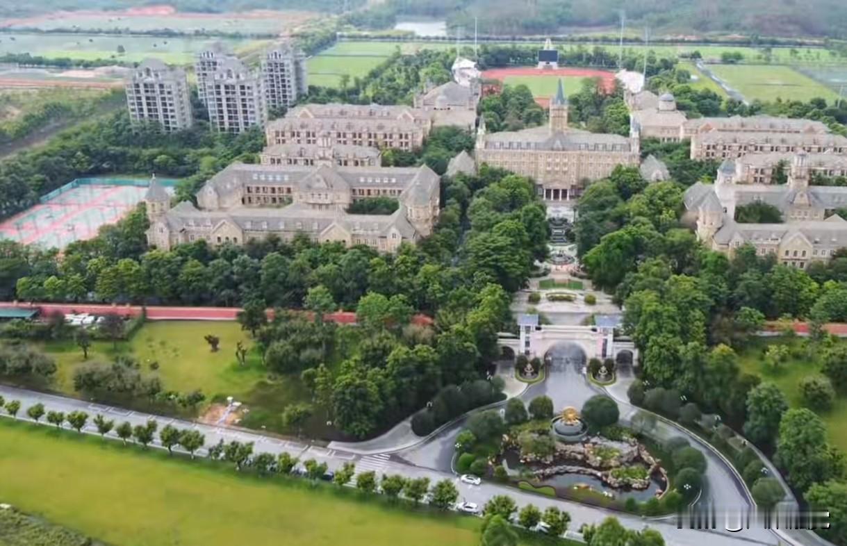 恒大足球学校这五个大字被拆下来了，将被收购改造为广州体育学院分校区，恒大老板做错