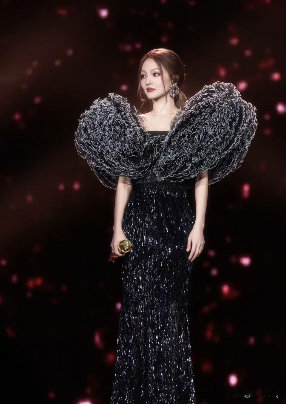 没点开大图之前，张韶涵的演出服好像一个钢丝球。