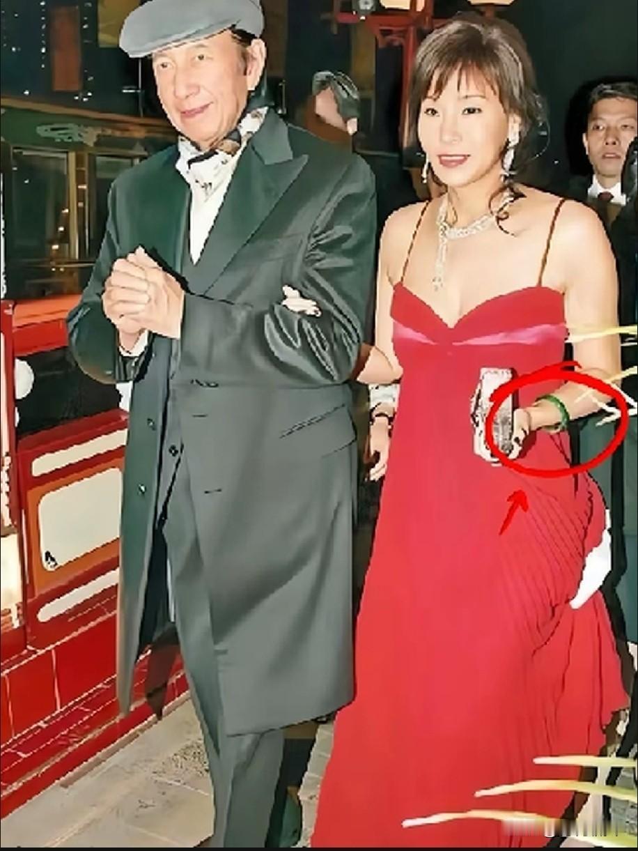年轻时的陈婉珍，肌肤白皙，身材高挑且丰腴，年轻貌美就是她的优势。她与赌王并肩而行
