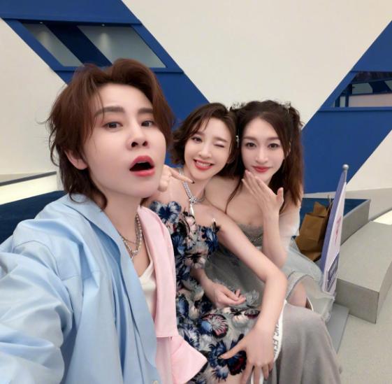 逆天人气！李小冉怎么五十岁了还是傻白甜人设？最新一季《浪姐》，李小冉“观众缘爆棚