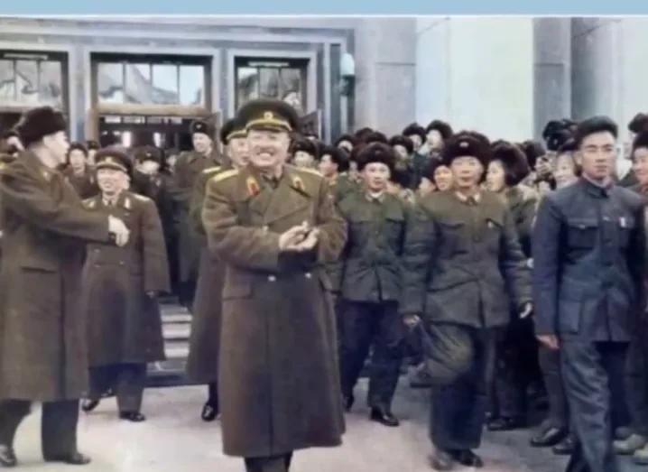 1960年初冬，贺龙元帅在军事工程学院，与战友们亲切交谈。他眉眼含笑，举手投足间