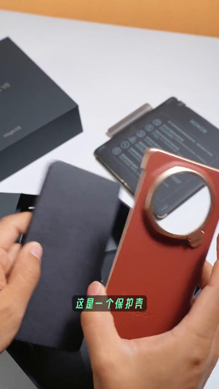 新机开箱：荣耀MagicV5。丝路敦煌绒黑色二选一，你想要哪一台？兄弟们，今