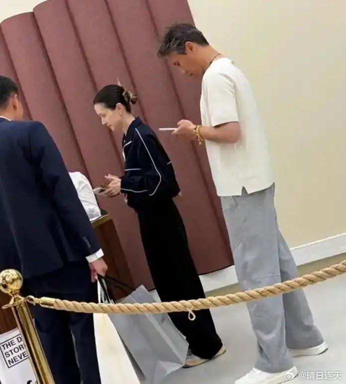 李乃文夫妇现身法国购物被偶遇，圈外妻子气质真不俗，两人牵手聊天甜蜜得不行，这画面