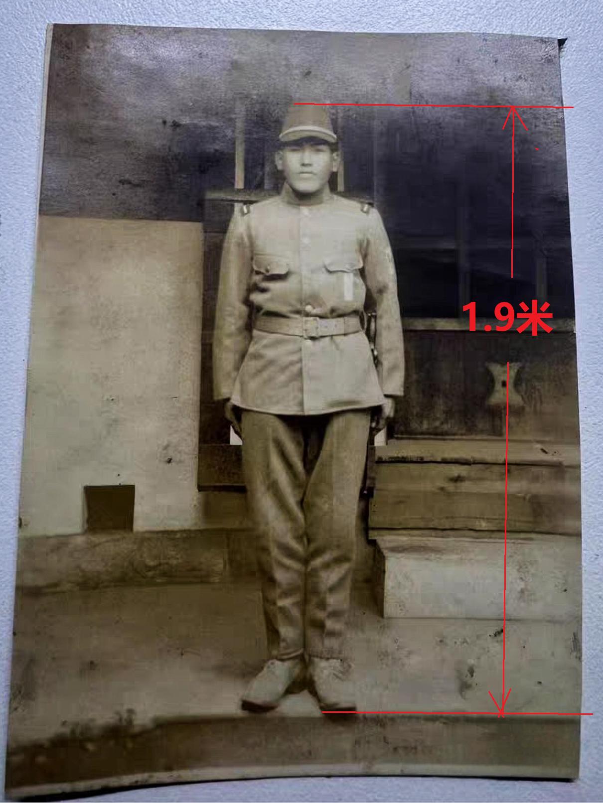 都说日本兵很矮，但是你见过身高超过1米9的大个子日本兵吗？请看下面这张照片，一个