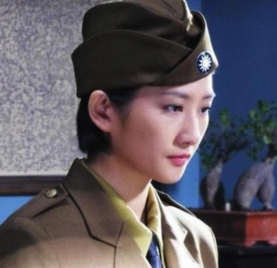 1941年，一名军统女秘书从香港登上飞往美国的飞机。她带着丰厚生活费，也带着一封