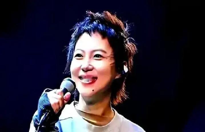 窦靖童在节目里轻描淡写甩出的一段家常话，等于把王菲、窦唯和李亚鹏三个人的感情底牌全掀了要是真听懂了这