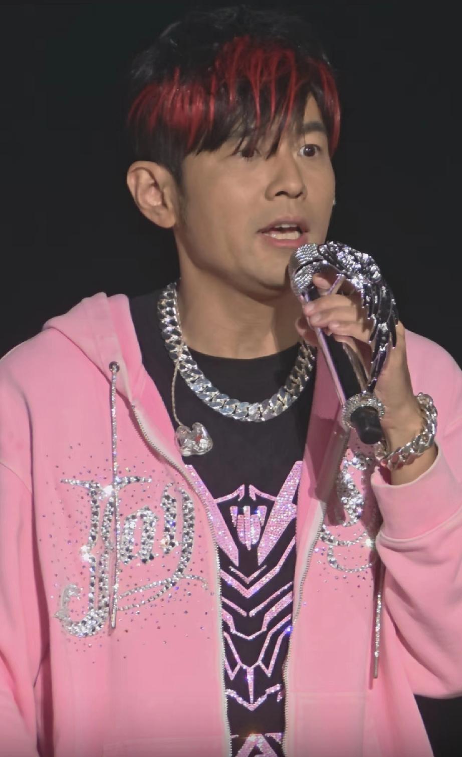 4月4日，周杰伦杭州演唱会第2场，他的脸部状态依然一言难尽，首先他皮肤变黑了好多