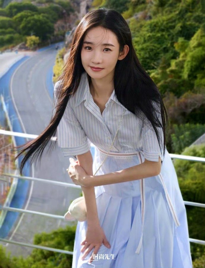 0秒get到张艺凡的高智感当清冷眼神遇上温婉长发，她无需多言便诠释了何为智感美