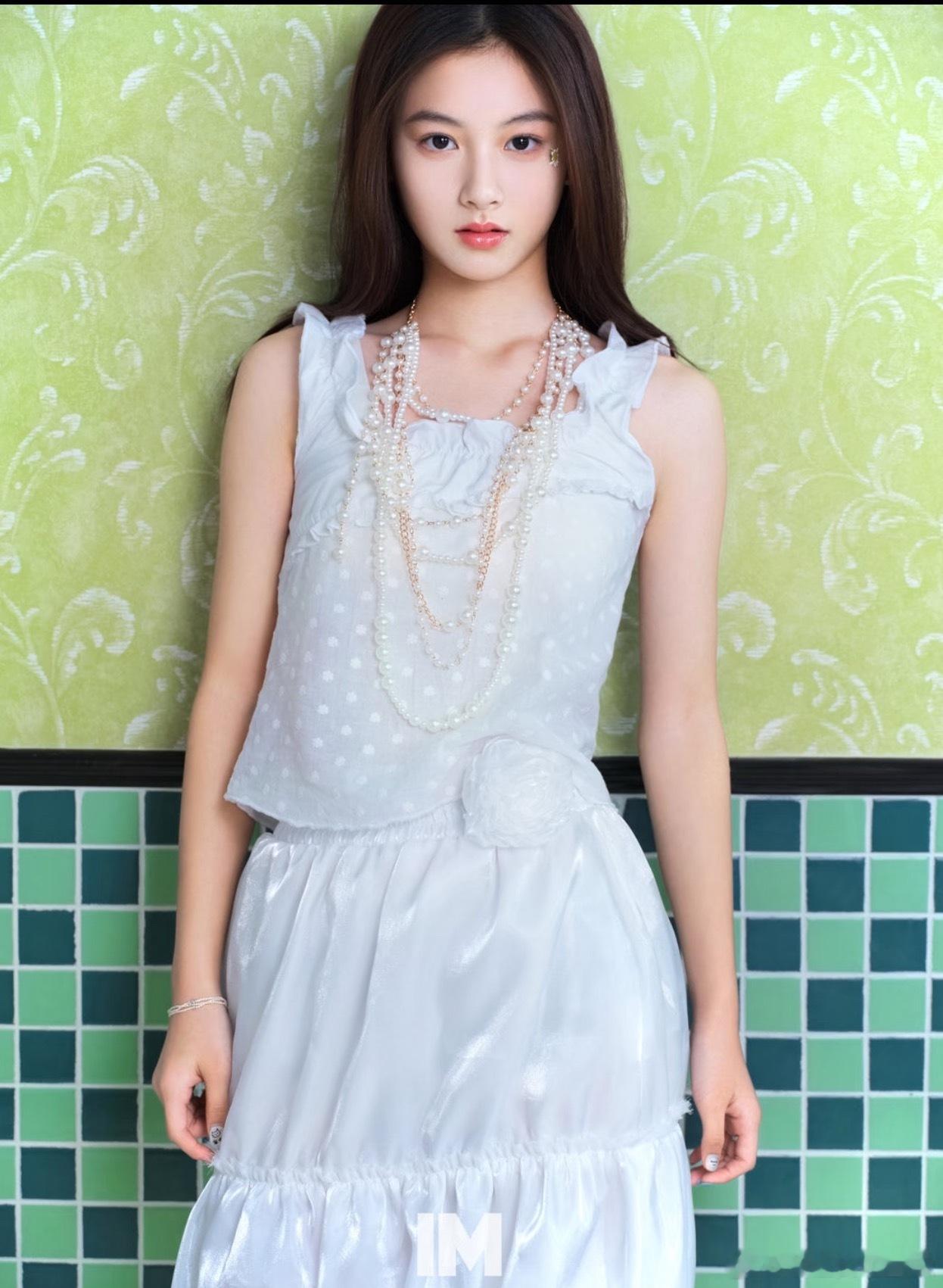 赵钰琪-七七的杂志图来了，好清新亲人的的面相。