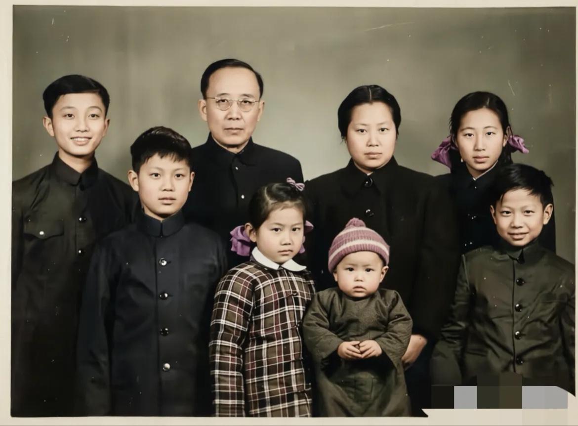 50年代，郭沫若一家八口的全家福合影，镜头中60多岁的郭沫若与夫人于立群端正而坐