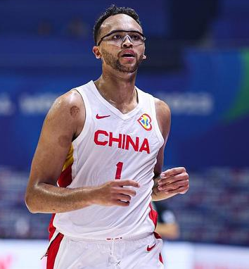 中国男篮归化球员李凯尔:2023年世界杯的时候杨瀚森就应该和我们一起打世界杯。爵