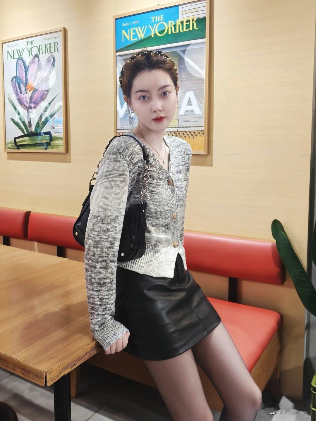 都市时尚少女，咖啡馆里的一抹亮色女生的一条丝袜可以穿多久呢公园时尚少女