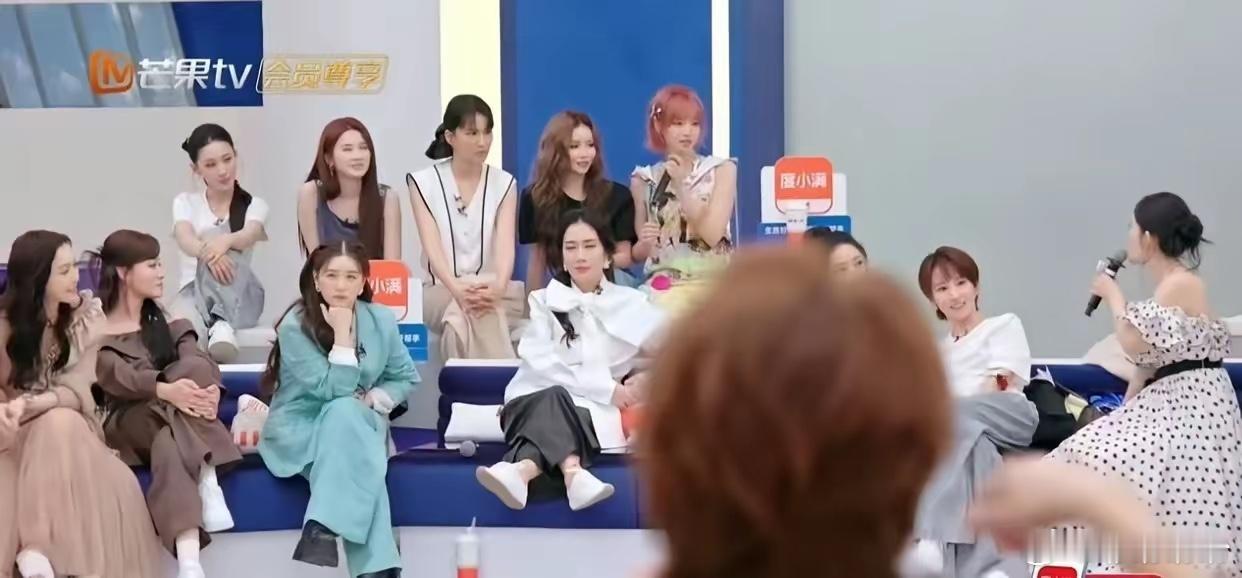 昨天发生件搞笑的事。我关注了一位财经博主，她经常分享自己的炒股实盘，做得挺好的。