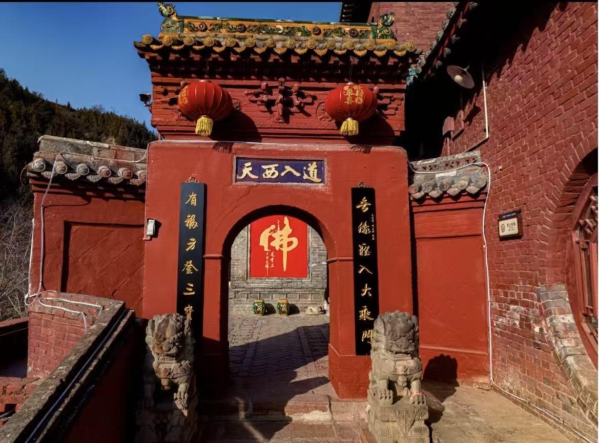 ：自驾游到了山西境内，自身感觉山西的旅游环境相对来说比较好的，停车食宿到那都没发