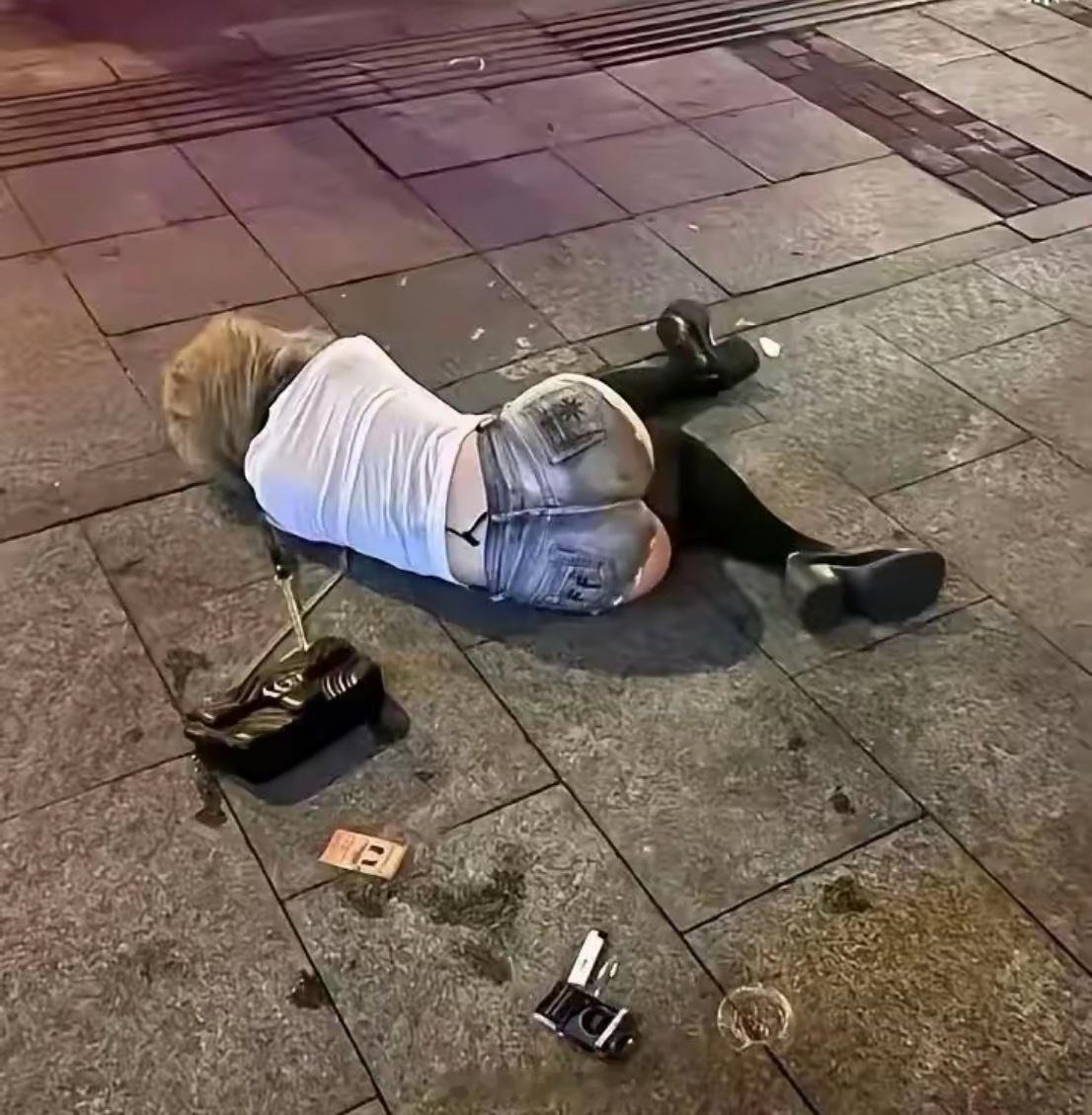 这又是谁的女儿，谁的娇妻？醉在路上真是社死现场。