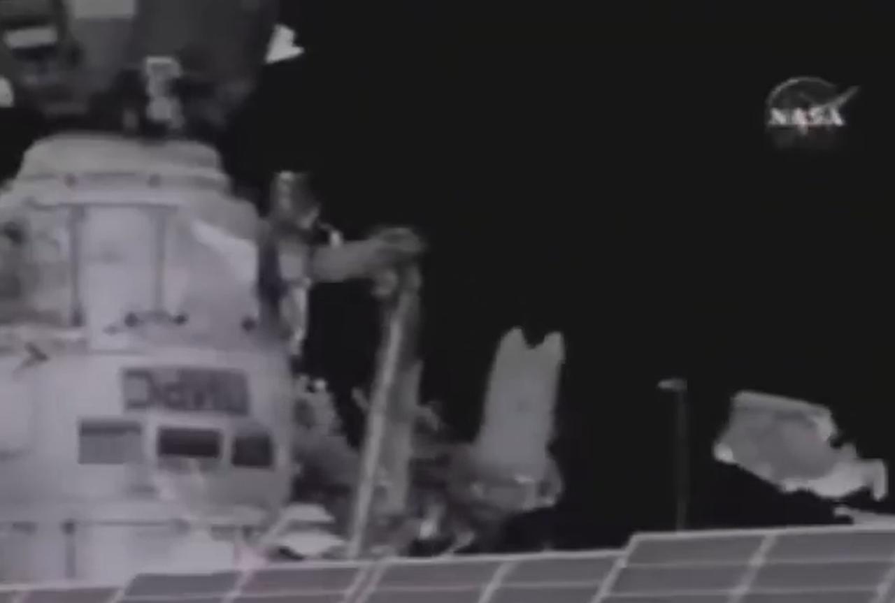 汤姆少校。这是一套空荡荡的宇航服，被释放到轨道上。2006年2月3日，第12远征