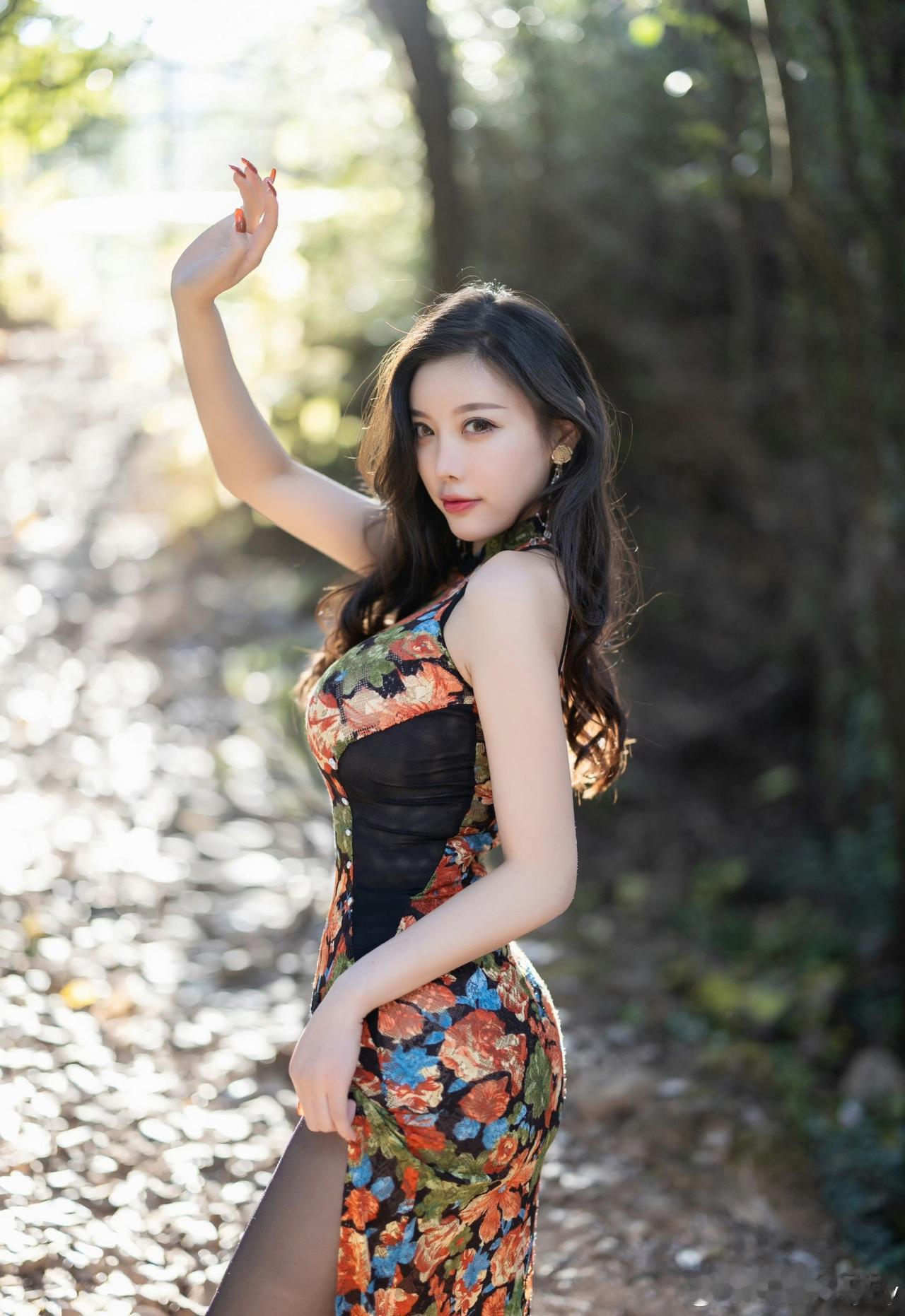 林间的光影，是时光写给旗袍的诗。一步一摇，是旧时光里的温柔回响，也是属于东方美