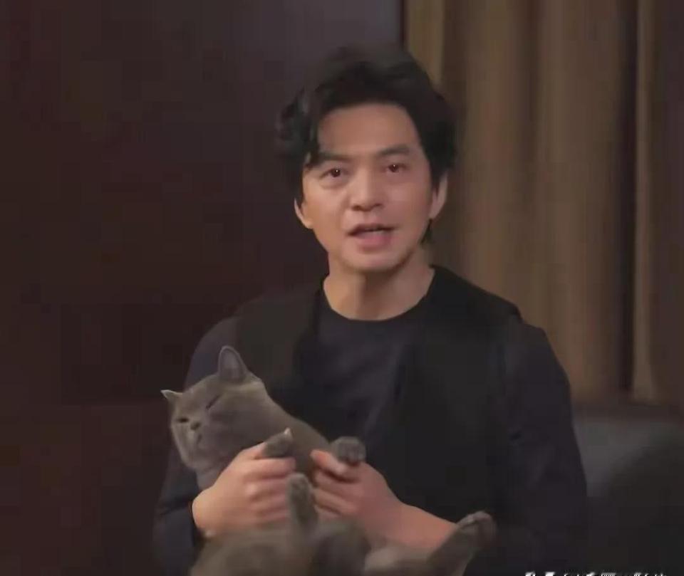 李健被问几十年身材不变，我以为要听到什么苦行僧式的自律秘笈。结果他笑着说：主要