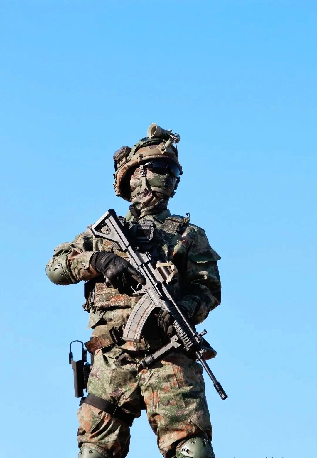 这才是中国军人的硬核气场……蓝天为幕，戎装为甲一身星空迷彩+新式突击步枪