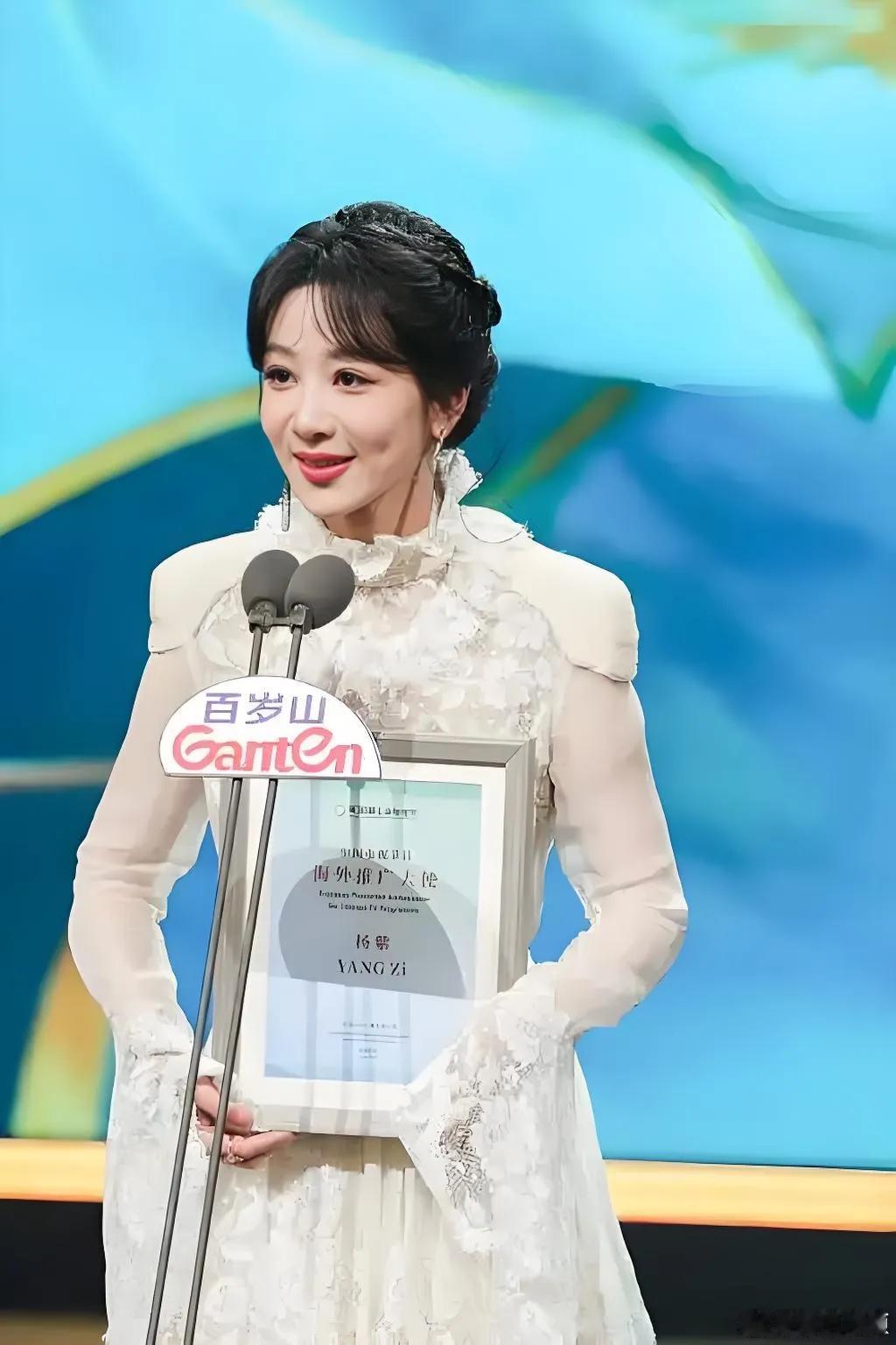 杨紫…还是不要笑了吧[无奈吐舌]。不笑，她是个安安静静的气质美女；一笑，法令纹、木偶