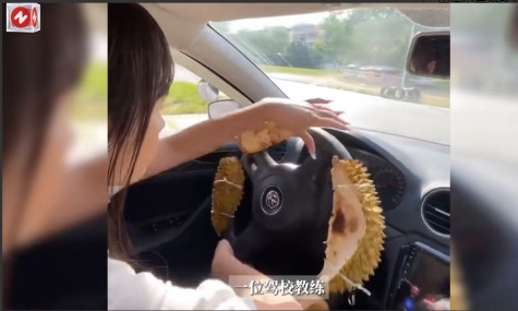 “人怎么能这么聪明！”近日，广西，一驾校教练发现很多女学员连怎么打方向盘都不会，
