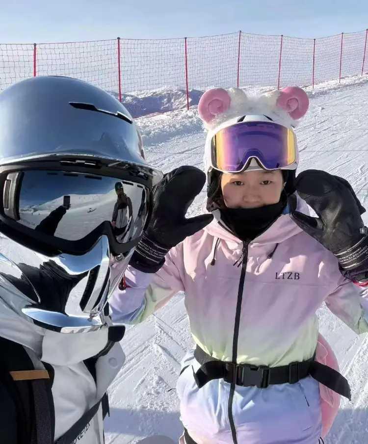 什么状况？全红婵与陈芋汐，中国女子跳水队的当红榨子鸡，一个到新疆玩起了滑雪，一个