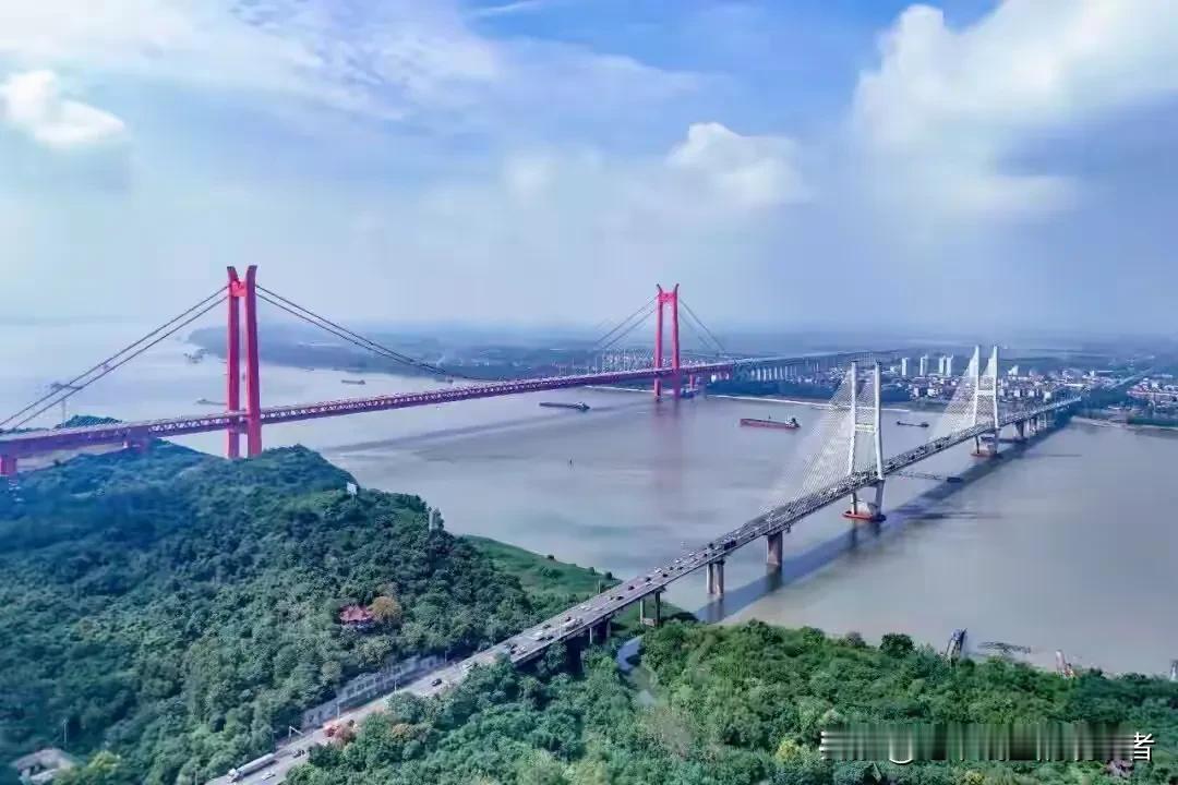 听说铜陵长江三桥通车了！据说离一桥只有720米，一桥在上游，三桥在下