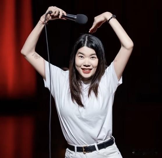 杨笠清空3大平台账号‼️3次代言翻车坑惨53亿市值近日有网友发现打“拳”的杨笠