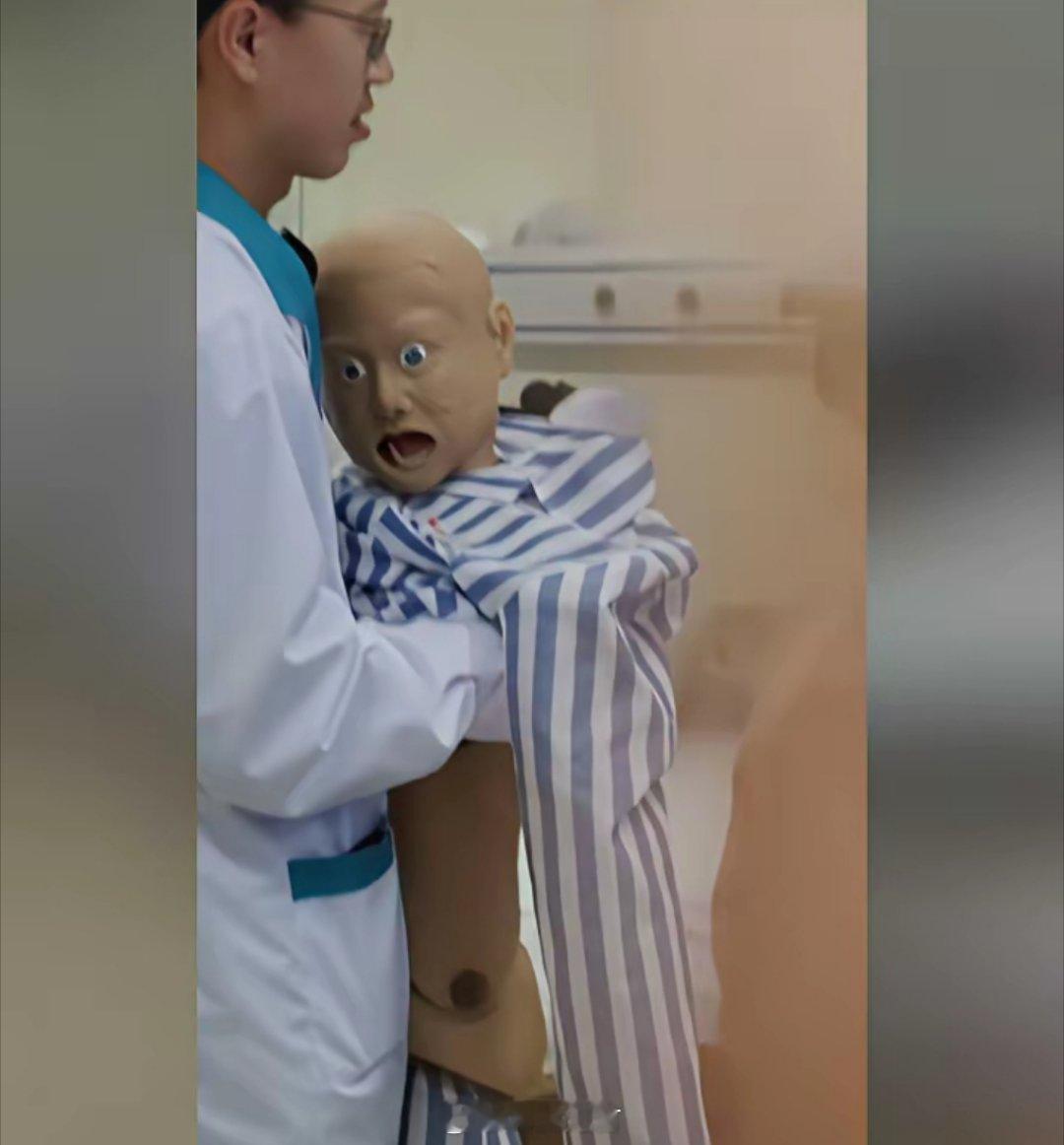 医学大学生实训课上的假人，他们是怎么忍住不笑起来的？