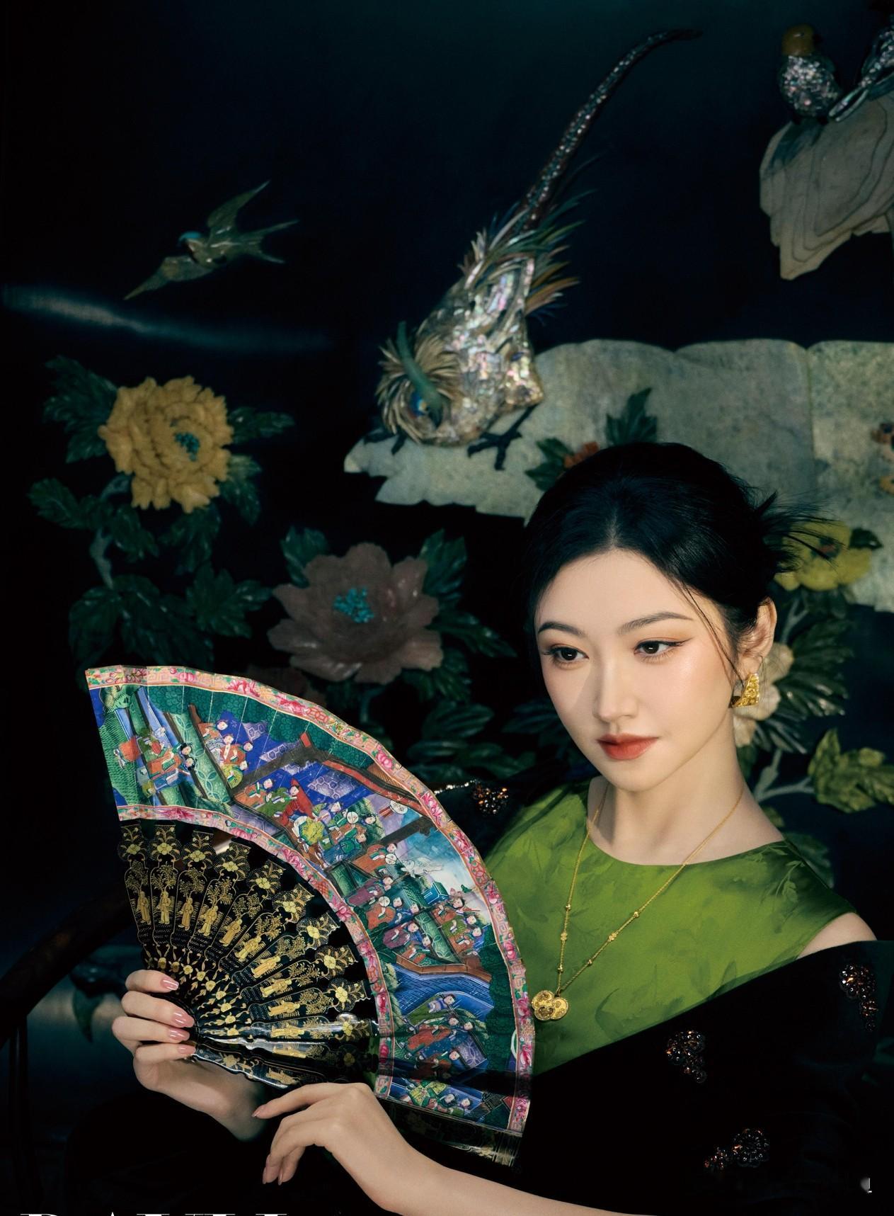 景甜登上《瑞丽服饰美容》31周年刊封面，一袭暗纹肌理红裙惊艳亮相，执油纸伞烘托中式意境。热烈的红与复