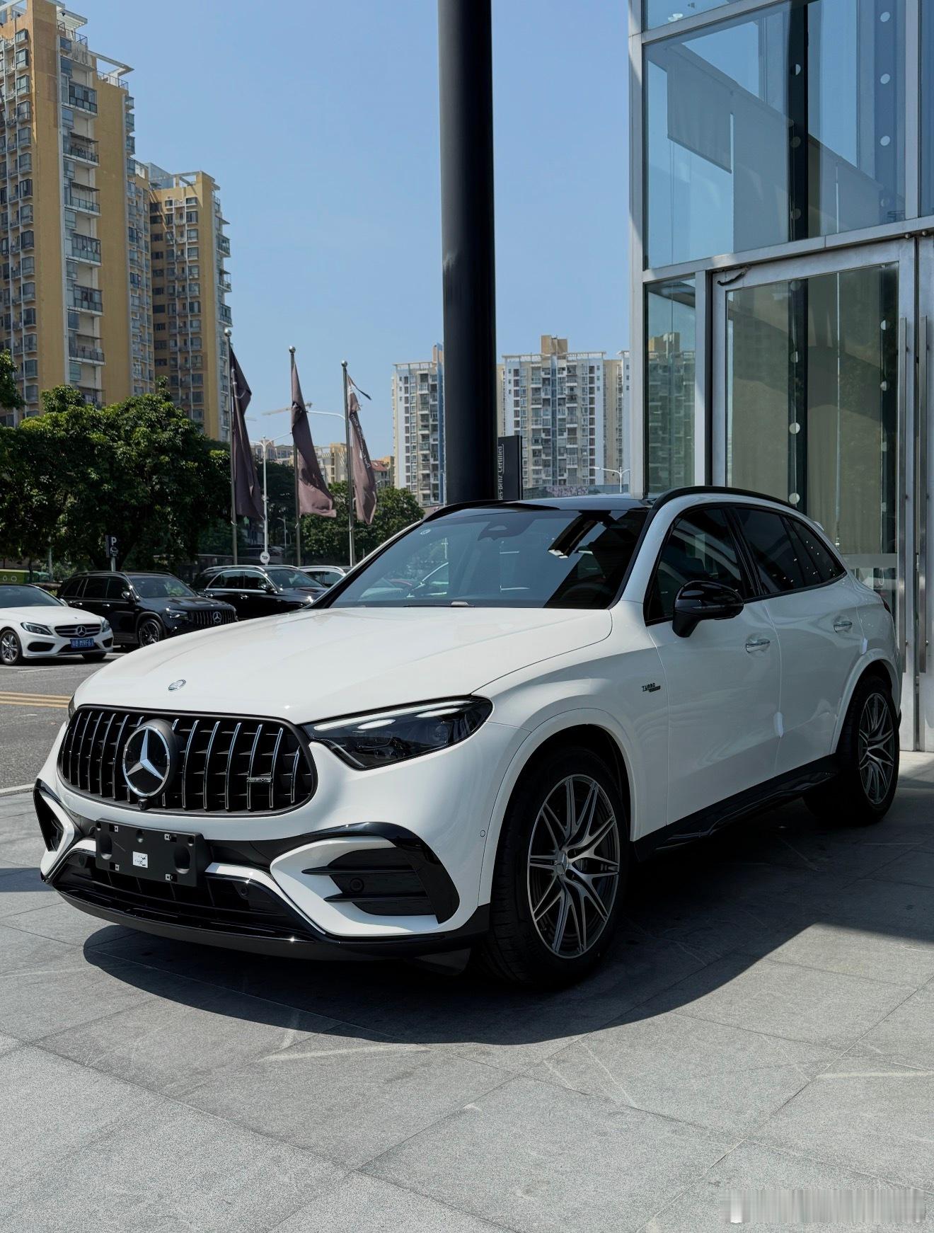 奔驰GLC43白黑806056版本指导价589000选配：柏林12600选配：碳纤维内饰11800全