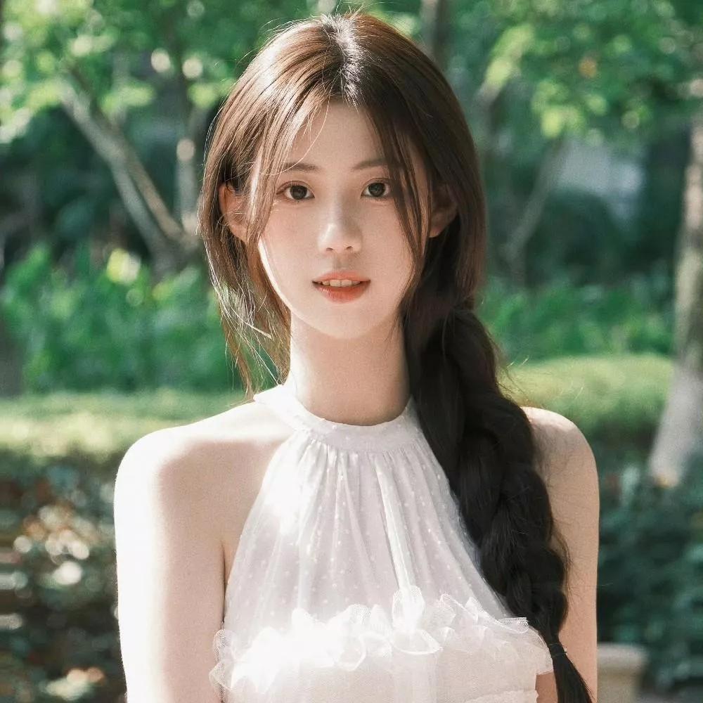 温柔少女，自然光线下，清新优雅，白色连衣裙，花园背景，美丽动人。阳光白裙少女温