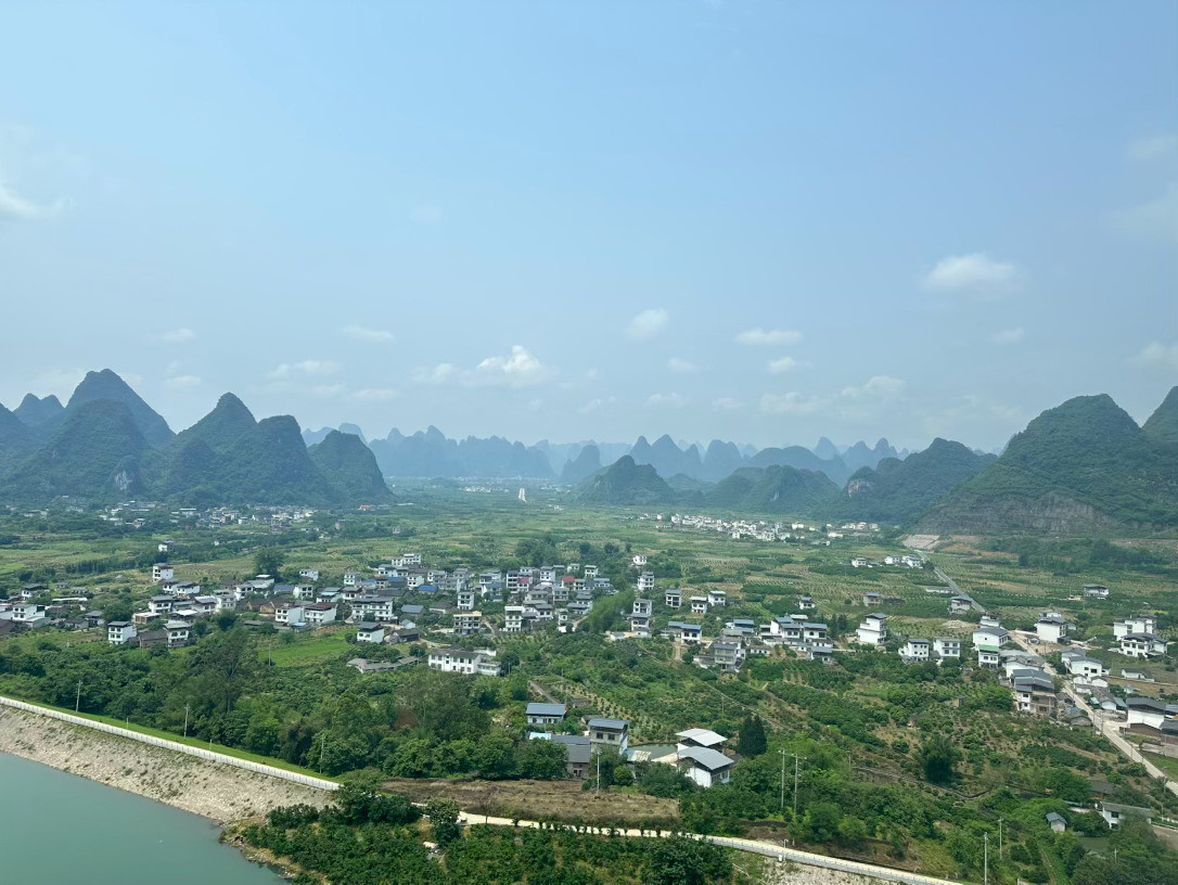 马斯克感叹中国壮丽马斯克接受央视财经专访，谈到中国高铁体验时说了句特别实在的话：“一定要往窗外看，别