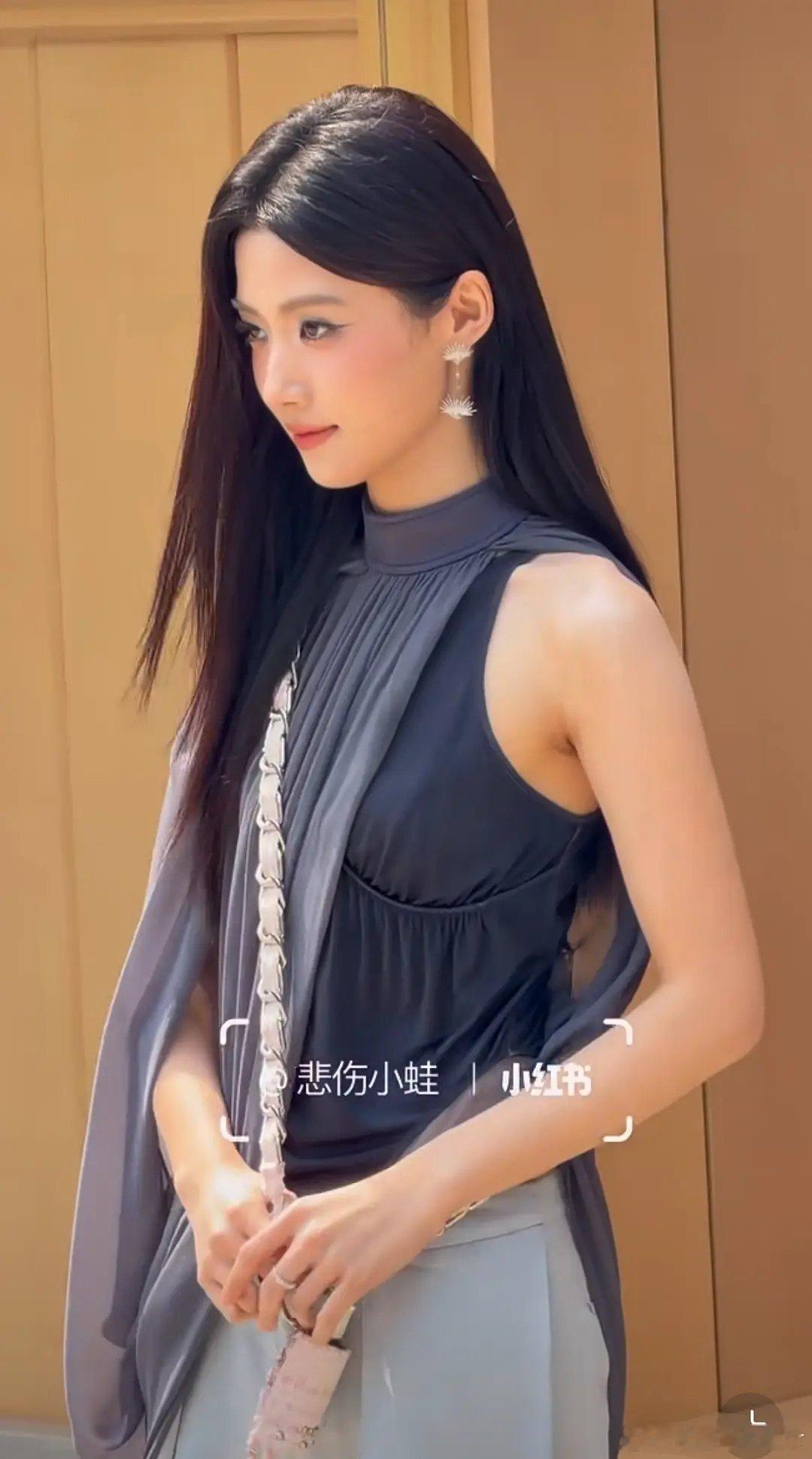 卢昱晓线下活动妆造，感觉完全像变了一个人，气质都不一样了