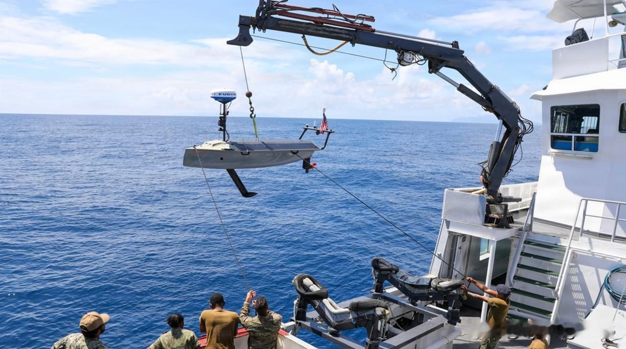 🇺🇸美国海军在印度洋测试了“光鱼”（Lightfish）自主水面航行器。