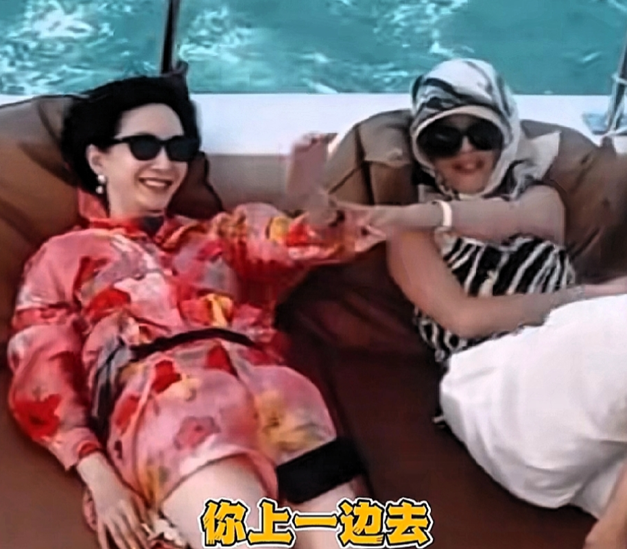 哈哈又看了一遍花儿与少年好友记，在游艇上，江疏影和旁边的辛芷蕾闹着玩，辛芷蕾惊呼