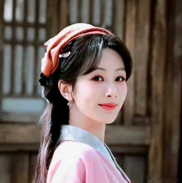 杨紫其实可以学学赵丽颖。手里有代表作，演技也被认可，不一定非要靠历史正剧来证明自